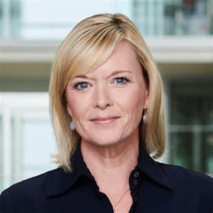 Julie Etchingham Famous Reporter