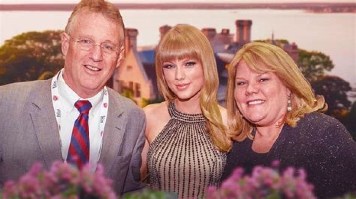 Taylor Swift with her parents Taylor Swift with her parents
